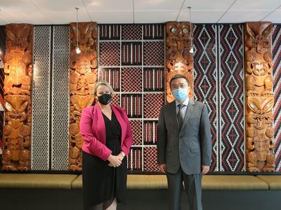 驻新西兰大使王小龙分别向新外交贸易部和库克群岛驻新西兰高专署递交国书副本(图1)