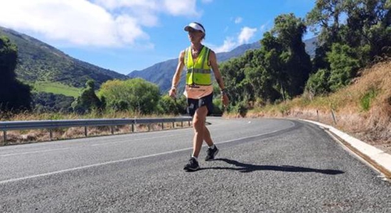 从北向南跑步穿越新西兰 她每天平均跑近100公里