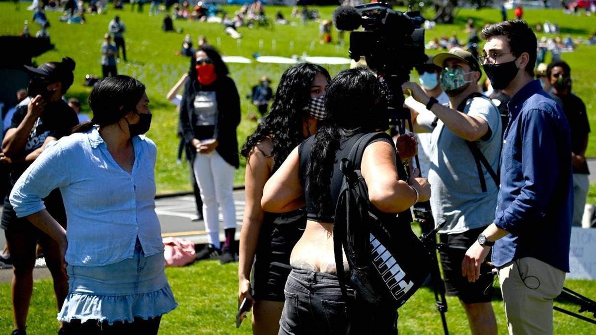 特朗普的“剧本”在新西兰上演，示威者打记者，还威胁要烧记者的家