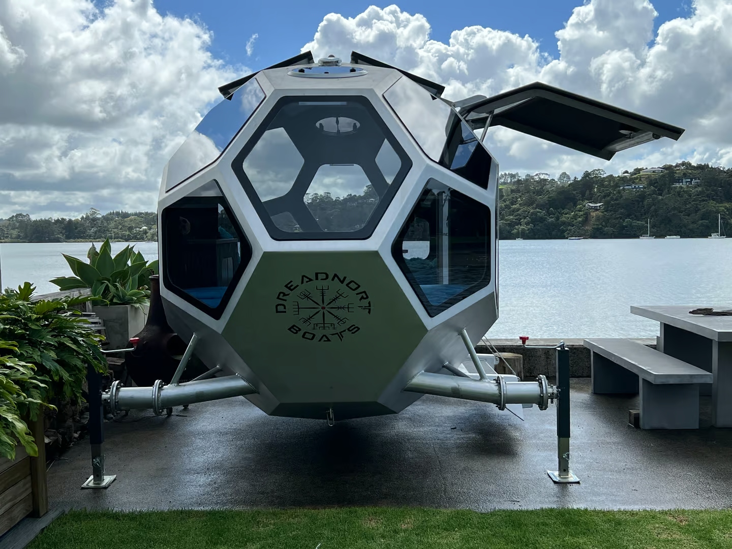 这家新西兰公司竟把露营拖车打造成了UFO？(图5)