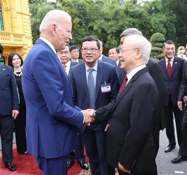 当地时间2023年9月10日，越南河内，越共中央总书记阮富仲（右）和美国总统拜登。图自越南媒体