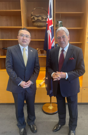 王小龙大使拜会新西兰副总理兼外交部长彼得斯