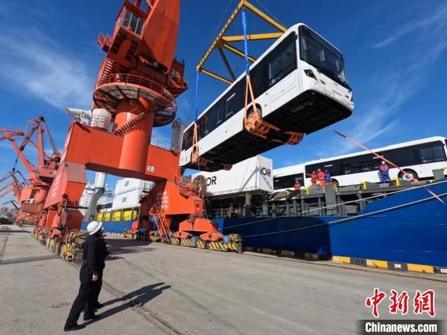 中国产纯电动巴士上海黄浦江龙吴口岸搭船启程赴新西兰