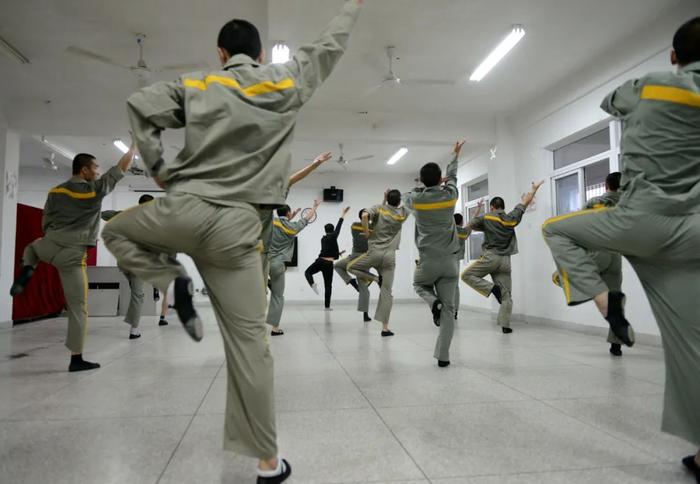 福建省一所未成年犯管教所内，服刑的孩子们在进行舞蹈训练。图/中新