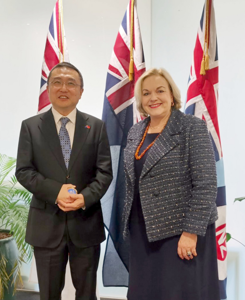 驻新西兰大使王小龙拜会新国防部长柯林斯